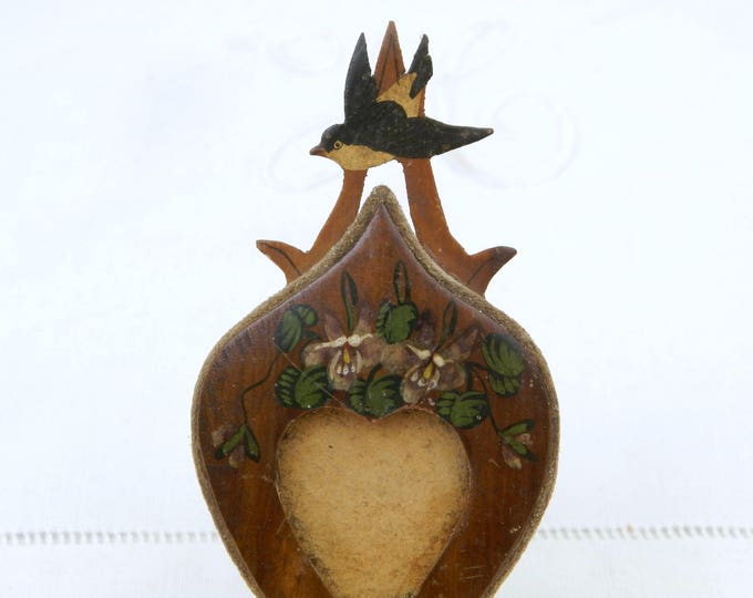 Small French Antique Heart Shaped Painted Treen / Wooden Victorian Picture Frame Souvenir from Cote D'azur Town of Cannes in South of France Small French Antique Heart Shaped Painted Treen / Wooden Victorian Picture Frame Souvenir from Cote D'azur Town of Cannes in South of France