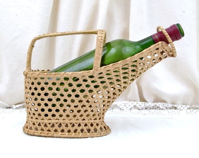 Vintage French Woven Wicker Wine Bottle Holder Basket, Retro Mediterranean Serving Tableware from France, Dinner Party Table Accessory Vintage French Woven Wicker Wine Bottle Holder Basket, Retro Mediterranean Serving Tableware from France, Dinner Party Table Accessory