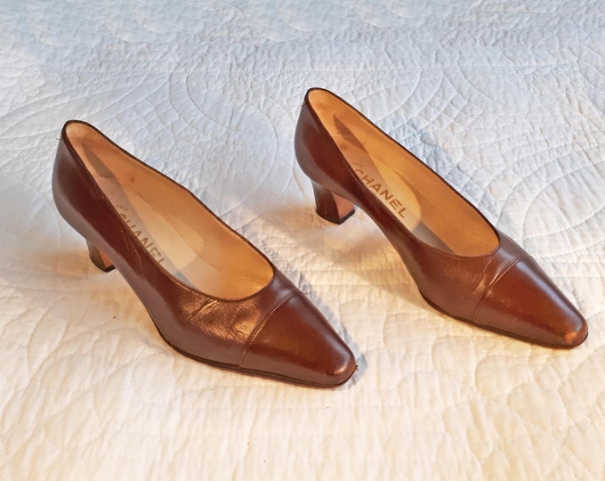 Chanel Shoes, Vintage Chanel, Coco Chanel, Brown Leather Heels, Court Shoes, Mid Heel Shoe, Designer Shoes, Chanel Heels, 1970s Chanel Heels