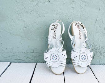 90s white leather southwestern slingback sandals with 1.5" rubber heel, size 9.5 wide