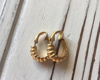 Vintage Gold Tone Scalloped Hoop Clip On Earrings