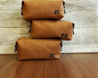 Personalized dopp kit, Zipper cosmetic bag, Shaving set, Toiletry bag, Makeup, Groomsman, Wedding present, Mens travel bag, Vegan leather