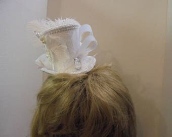 Mini Top Hat, Beautiful Bride, Wedding, white with feathers, Alice in Wonderland, Hat, Wedding top hat, Bride Tophat