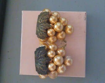 Pair Vintage 1930s Pearl Shoe Clips with Gold Finish CJC014