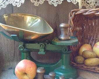 Vintage English Kitchen scales // old green grocers scales // shabby chic vintage British weighing scales // green cast iron kitchen scales