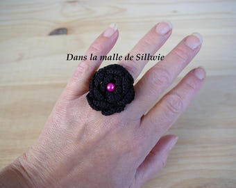 Black crochet flower ring and fuchsia pink glass beads