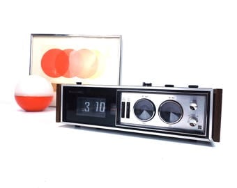 vintage 60s 70s panasonic national rc-7469 flip clock radio am/fm/afc alarm snooze wood woodgrain mid century modern retro sleek electronics