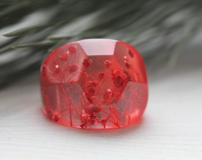 Red Resin Ring with Real Dried Flower, Massive Resin Ring, Terrarium Jewelry, Faceted Anniversary Ring, Mother Day Gift, Nature Inspired