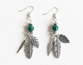 Boucles d'Oreilles Ethnique avec Pierres de Gemmes - Perles Malachite, plumes Métal argenté - Bijou de créateur en pièce unique