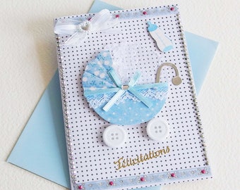 Carte Félicitations Naissance Bébé ou Anniversaire Baptême Premier Age Garçon - Le Landau Bleu - Dentelle, Noeud, Biberon, Boutons