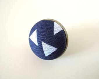 Pin " White triangles navy blue back "