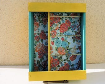 DISPLAY A BIJOUX (upcycled crate has wine)