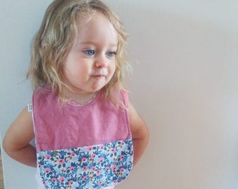 Rosa Periwinkle , Bavette pour bébé avec pochette, bavette enfant / Rosa Periwinkle , Baby toddler bib with front pouch