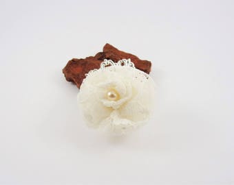 Broche fleur écrue, broche argentée, fleur tissus, dentelle, perle nacrée, fait main,mariage,accessoire femme.