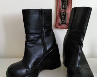 90'S Black chunky platform boots in Vegan leather