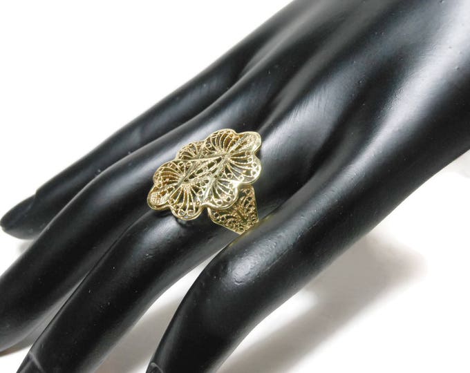 FREE SHIPPING 14K gold filigree ring, size 10 scroll work, scalloped edge oval top, scrolled sides