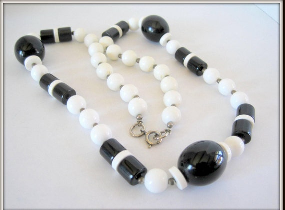 Black White Necklace - Plastic Bead - Mod Retro