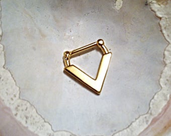 ART DECO V Septum Clicker, Gold Plated over 316L Surgical Steel, 16g, straight 9mm bar, DAITH.