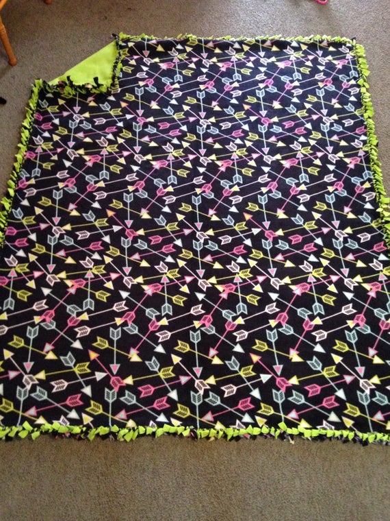 twin-adult-size-arrow-fleece-tie-blanket