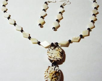 Shell and glass bead 20" necklace with agate pendant with earrings - Beige and black necklace - Necklace and earrings set