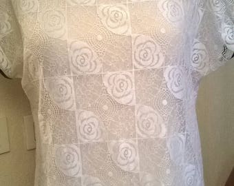 Short sleeve blouse in white lace