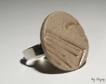 Round ceramic Ring Ecru with patterns on the back