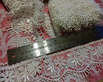 Beautiful Loopy Dangle Venice Scallop Trim - 1 yard