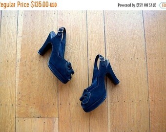 25% SALE 1940s platform shoes . vintage 40s black suede heels . 5.5 6
