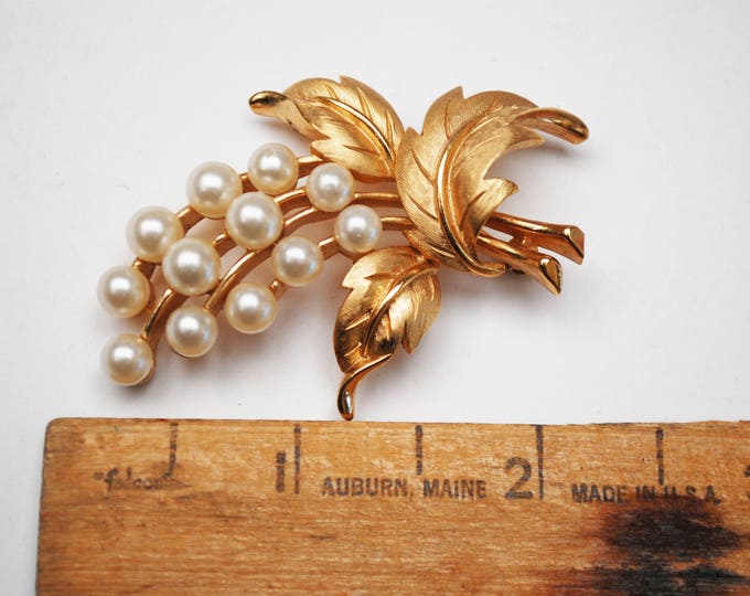 Crown Trifari flower Brooch - White Pearl gold metal -Floral Leaf pin