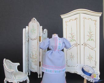 OOAK dress of 1890 in 1:12 scale for dolls and dollhouse. Miniature by Paola&Sara Miniature. Dress, mannequin, hat, doll, dollshouse.