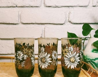 Vintage 1970s Flower Drinking Glasses / Set of 3
