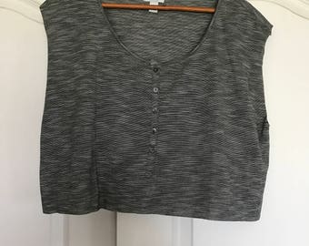gray button up crop tee