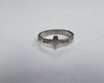 Vintage Sterling Silver Band With Cross Shape Design on Front and Pretty Accents on Sides, Precious Metal Fine Ladies Classic Jewelry