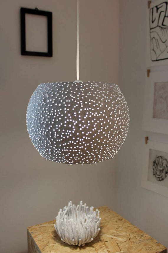 Papier-Pappmaché-Pendelleuchte mit Glasperlen Papier-Pappmaché-Pendelleuchte mit Glasperlen