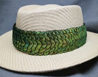 Feather Hat Band Humu Papa, Lei Hulu, 26" Peacock Green/Gold Feathers, 5 Feathers Per Row