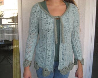 Veste, cardigan en laine bicolore vert amande fait main