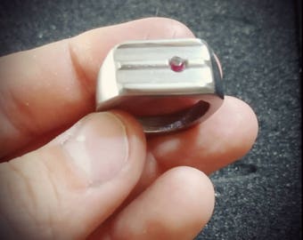 Chevalière fait main avec diam's rouge en acier