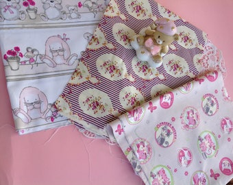 Una serie di pezzi allegri per cucito. 3 pezzi. Tessuto per bambole. A set of cheerful pieces for needlework. 4 pieces.