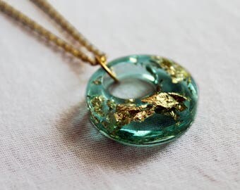 Resin pendant and gold leaf | Pendant in resin and gold leaf | Modern pendant | Handmade pendant | Elegant pendant | Resin pendant