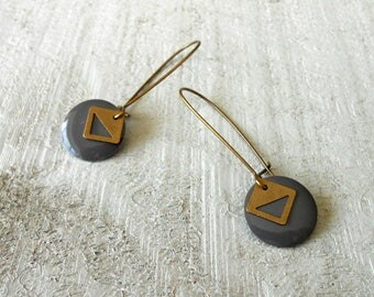 Bronze earring, enamelled grey sequin