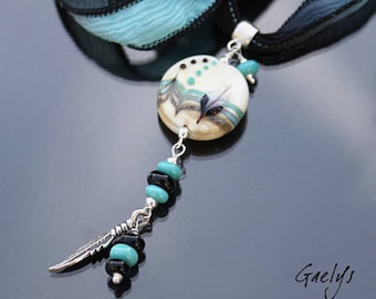 Larme sereine - pendentif lampwork inspiration indienne - Ruban de soie - Galet lampwork ivoire motif plume - murine - Gaelys