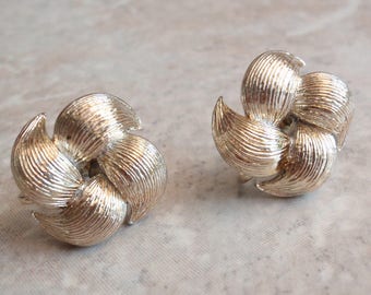 Lisner Pinwheel Earrings Screw Back Light Gold Tone Brushed Textured Vintage V0421