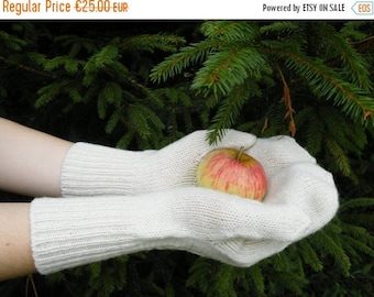 Winter white knit mittens. White winter gloves. Cozy wool warm hand warmer. White mittens for women. Ladies mittens. Wool gloves.