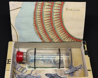 Art box :petit diorama réalisé dans une boîte d'allumette "la perche".Petit flacon.Bateau.