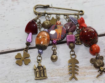 Oliver Twist, PIN and bronze beads, charms
