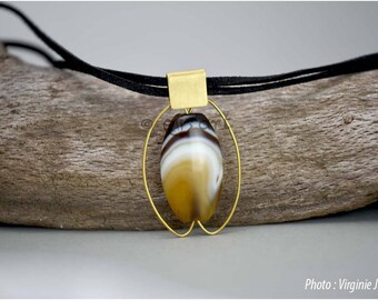 Pendentif en agate et laiton, harmonie entre métal et minéral/pierre