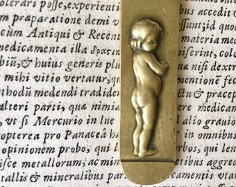 French Brass Letter Opener with Child and Engraved Writing "I Don't Cut Friendship", Edmé Bouchardon Enfant Antique Paper Knife Art Deco Era