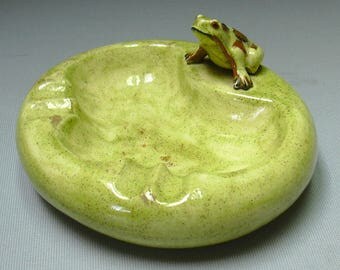 Vintage Oval Ceramic Green Frog Ashtray in Excellent Condition