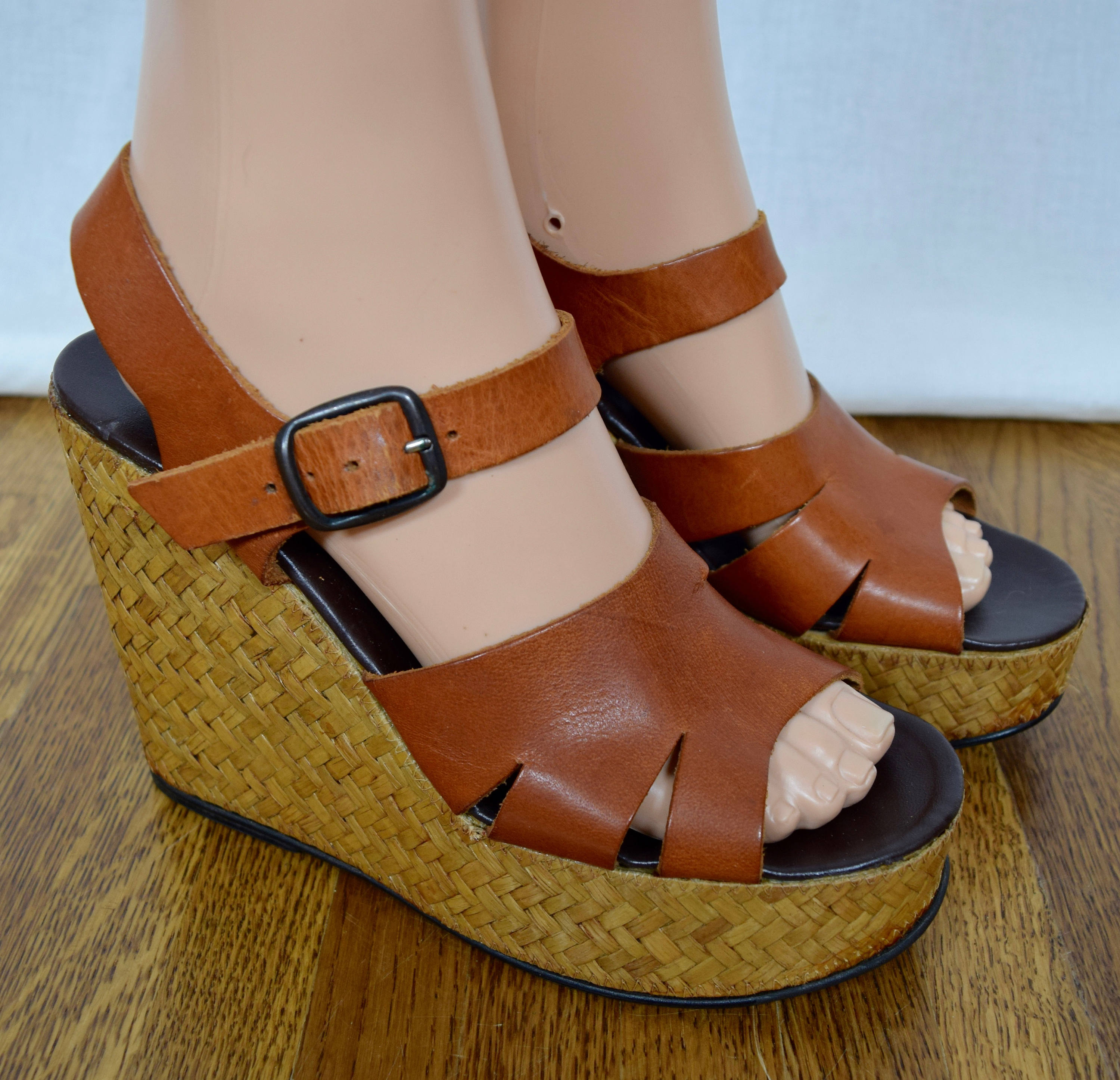 Vintage 1970's Women's Brown Leather & Rattan TiKi