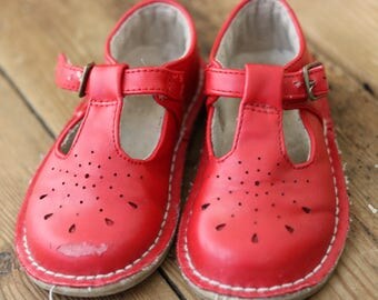Size 5 junior girls red shoes/mary janes/vintage style